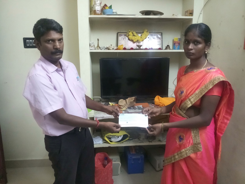 Devan-wife-given-3--lakh